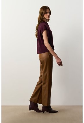Polo Bora Tejida Para Mujer Silueta Boxy Polo Bora Tejida Para Mujer Silueta Boxy Vinotinto M VÉLEZ