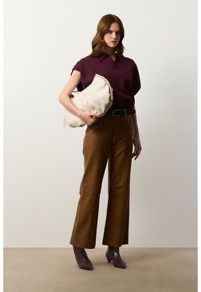 Polo Bora Tejida Para Mujer Silueta Boxy Polo Bora Tejida Para Mujer Silueta Boxy Vinotinto M VÉLEZ