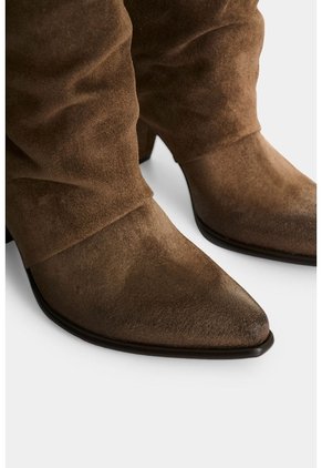 Bota Texana En Cuero Gamuzado Para Mujer Sierra Bota Texana En Cuero Gamuzado Para Mujer Sierra Tabaco 36 VÉLEZ