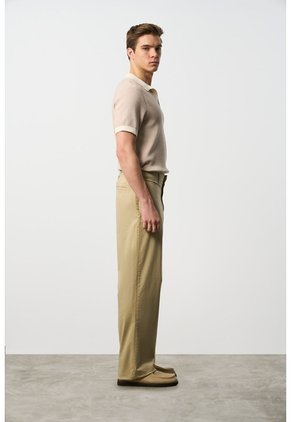 Pantalón Relaxed Fit Para Hombre Vega Pantalón Relaxed Fit Para Hombre Vega Kaky 32 VÉLEZ