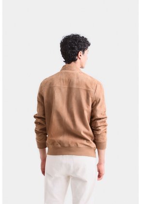 Chaqueta Bomber Helios De Cuero Gamuza Para Hombre Silueta Liviana Chaqueta Bomber Helios De Cuero Gamuza Para Hombre Silueta Liviana Camel M VÉLEZ