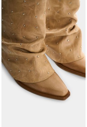 Bota Yana En Cuero Con Taches Para Mujer Bota Yana En Cuero Con Taches Para Mujer Arena 40 VÉLEZ