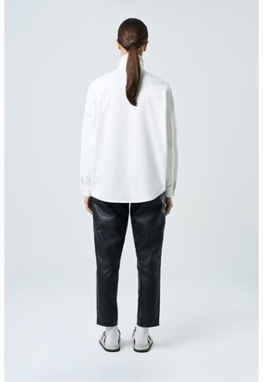 Camisa Avellano Manga Larga Oversized Para Mujer Hombro Rodado Camisa Avellano Manga Larga Oversized Para Mujer Hombro Rodado Crema L VÉLEZ