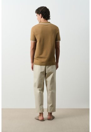 Polo Tejida Ruka Para Hombre Polo Tejida Ruka Para Hombre Canela XL VÉLEZ