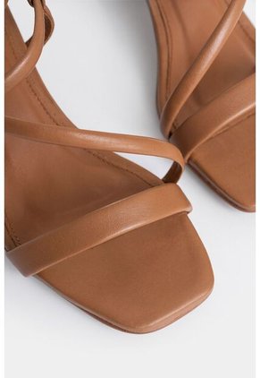 Sandalia Tacón Katilu De Cuero Para Mujer Amarre Con Hebilla Sandalia Tacón Katilu De Cuero Para Mujer Amarre Con Hebilla Miel 40 Vélez