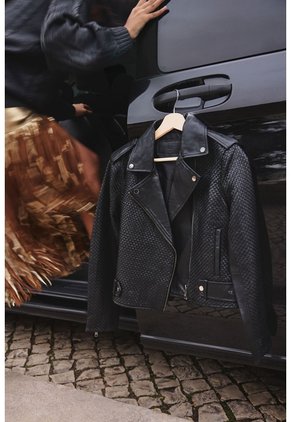 Chaqueta Claire Tejida De Cuero Para Mujer Silueta Biker Chaqueta Claire Tejida De Cuero Para Mujer Silueta Biker Negro S VÉLEZ