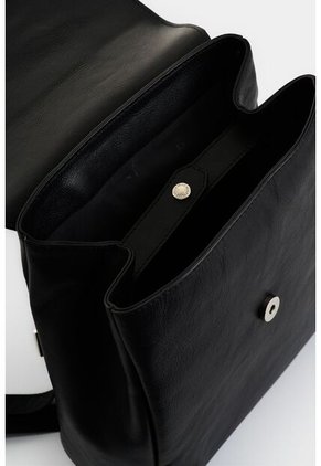 Morral Rosario De Cuero Para Mujer Corte Hexagonal Morral Rosario De Cuero Para Mujer Corte Hexagonal Negro VÉLEZ