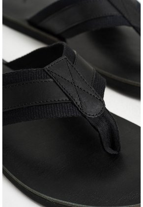 Sandalia Plana Alfil 2 De Cuero Para Hombre Capellada En Reata Sandalia Plana Alfil 2 De Cuero Para Hombre Capellada En Reata Negro 43 VÉLEZ