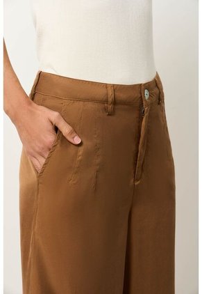 Pantalón Bota Englobada De Tejido Plano Para Mujer Arizona Pantalón Bota Englobada De Tejido Plano Para Mujer Arizona Miel 12 VÉLEZ