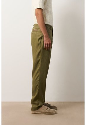 Pantalón Para Hombre Alma Pantalón Para Hombre Alma Verde Oliva 34 VÉLEZ