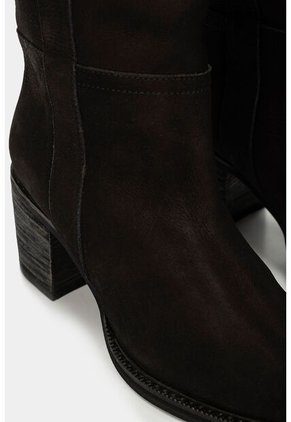 Botas Tacón Caña Alta Magnolia De Cuero Para Mujer Tipo Nobuck Negro Botas Tacón Caña Alta Magnolia De Cuero Para Mujer Tipo Nobuck Negro 39 Vélez