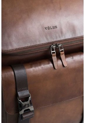 Morral Archaeology De Cuero Semi Brillante Para Hombre Ajuste Chapas Morral Archaeology De Cuero Semi Brillante Para Hombre Ajuste Chapas Miel VÉLEZ