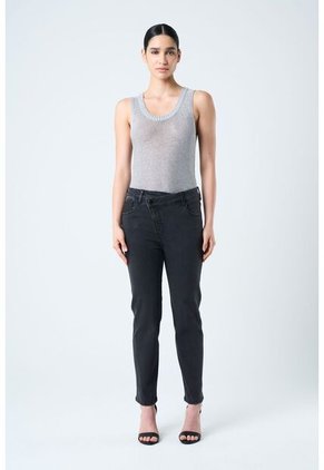 Jean Danika Slim En Denim Confort Para Mujer Bota Recta Jean Danika Slim En Denim Confort Para Mujer Bota Recta Negro 10 VÉLEZ