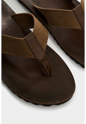 Sandalia Plana Tres Puntadas De Cuero Para Hombre Condell Sandalia Plana Tres Puntadas De Cuero Para Hombre Condell Cafe 41 VÉLEZ
