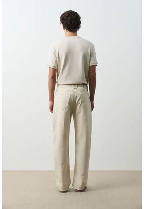 Jean Astu Para Hombre Relaxed Fit Jean Astu Para Hombre Relaxed Fit Kaky 38 VÉLEZ