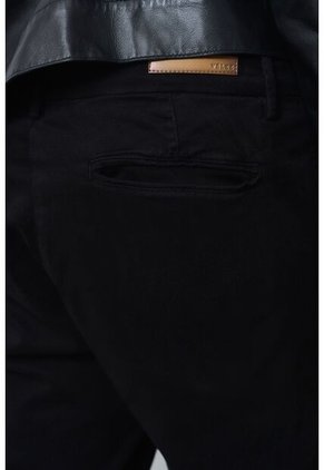 Pantalón Chino Italo Para Hombre Semifitted Pantalón Chino Italo Para Hombre Semifitted Negro 30 VÉLEZ