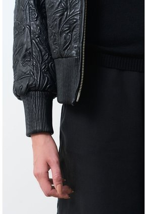 Bomber De Cuero Repujado Para Mujer Sira Bomber De Cuero Repujado Para Mujer Sira Negro XXL VÉLEZ