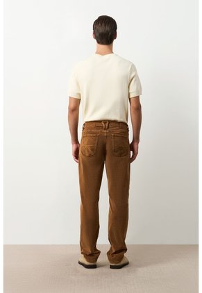 Jeans Fit Regular Para Hombre Dakar Jeans Fit Regular Para Hombre Dakar Miel 34 VÉLEZ