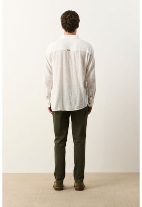 Camisa Semi-fitted Manga Larga Para Hombre Memoria Camisa Semi-fitted Manga Larga Para Hombre Memoria Crema XS VÉLEZ