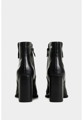 Botines Tatacoa De Cuero Para Mujer Detalle En Millaré Botines Tatacoa De Cuero Para Mujer Detalle En Millaré Negro 34 VÉLEZ