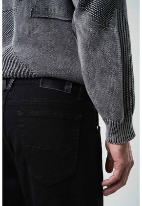 Jean Lucca En Black Denim Para Hombre Semi Fitted Jean Lucca En Black Denim Para Hombre Semi Fitted Negro 32 VÉLEZ