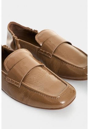 Mocasín En Cuero Efecto Charol Para Mujer Luana Mocasín En Cuero Efecto Charol Para Mujer Luana Tabaco 40 VÉLEZ