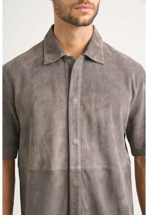 Camisa Manga Corta Orión De Cuero Gamuzado Para Hombre Semi Fitted Camisa Manga Corta Orión De Cuero Gamuzado Para Hombre Semi Fitted Gris XL VÉLEZ