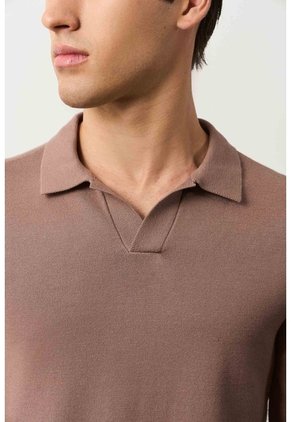 Polo Manga Larga Tejida Para Hombre Canneo Polo Manga Larga Tejida Para Hombre Canneo Tabaco S VÉLEZ