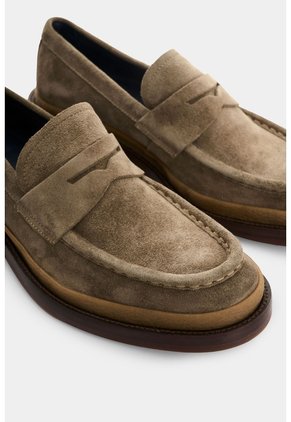 Mocasín Kiwa En Cuero Para Hombre Estilo Penny Loafer Mocasín Kiwa En Cuero Para Hombre Estilo Penny Loafer Tabaco 41 VÉLEZ