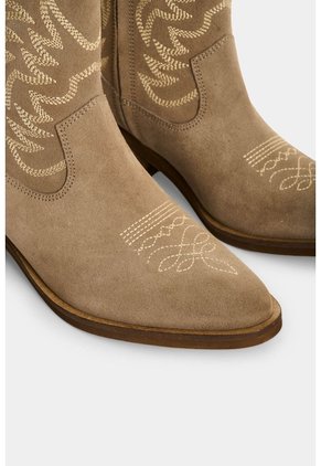 Botín Texano En Cuero Carnaza Para Mujer Basic Botín Texano En Cuero Carnaza Para Mujer Basic Tabaco 37 VÉLEZ