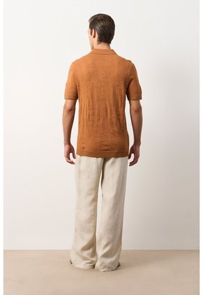 Polo Manga Corta Tejida Para Hombre Xinca Polo Manga Corta Tejida Para Hombre Xinca Miel XL VÉLEZ