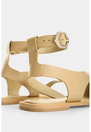 Sandalia Plana En Cuero Con Taches Para Mujer Soren 2.0 Sandalia Plana En Cuero Con Taches Para Mujer Soren 2.0 Crema 41 VÉLEZ