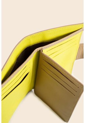 Billetera Taupe De Cuero Para Mujer Detalle Metálico Billetera Taupe De Cuero Para Mujer Detalle Metálico Arena Vélez