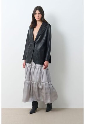 Blazer Astromelia En Cuero Ovino Para Mujer Silueta Recta Blazer Astromelia En Cuero Ovino Para Mujer Silueta Recta Negro M VÉLEZ