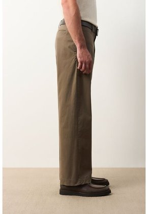 Pantalón Relaxed Fit Para Hombre Vega Pantalón Relaxed Fit Para Hombre Vega Tabaco 38 VÉLEZ