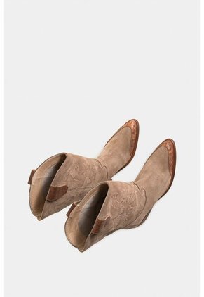 Botines Texanos Calisto De Cuero Con Textura Gamuzada Para Mujer Bordado Decorativo Botines Texanos Calisto De Cuero Con Textura Gamuzada Para Mujer Bordado Decorativo Arena 37 Vélez