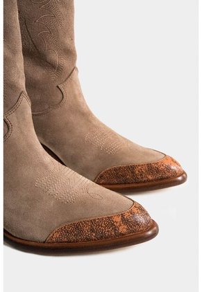 Botines Texanos Calisto De Cuero Con Textura Gamuzada Para Mujer Bordado Decorativo Botines Texanos Calisto De Cuero Con Textura Gamuzada Para Mujer Bordado Decorativo Arena 37 Vélez