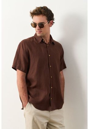 Camisa Manga Corta Semi Fitted Para Hombre Sevilla Camisa Manga Corta Semi Fitted Para Hombre Sevilla Cafe XL VÉLEZ
