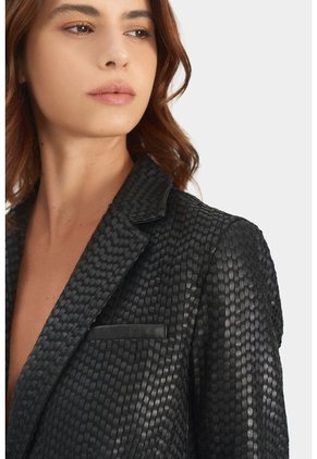 Blazer Tatacoa En Cuero Tejido Para Mujer Silueta Recta Blazer Tatacoa En Cuero Tejido Para Mujer Silueta Recta Negro S VÉLEZ