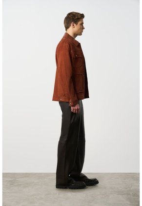 Chaqueta Aron En Gamuza Para Hombre Detalle Cuero Chaqueta Aron En Gamuza Para Hombre Detalle Cuero Naranja S VÉLEZ