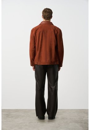 Chaqueta Aron En Gamuza Para Hombre Detalle Cuero Chaqueta Aron En Gamuza Para Hombre Detalle Cuero Naranja S VÉLEZ