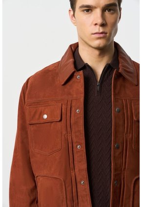 Chaqueta Aron En Gamuza Para Hombre Detalle Cuero Chaqueta Aron En Gamuza Para Hombre Detalle Cuero Naranja S VÉLEZ