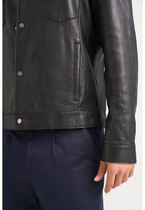 Chaqueta Lucca De Cuero Para Hombre Silueta Trucker Chaqueta Lucca De Cuero Para Hombre Silueta Trucker Negro XL VÉLEZ