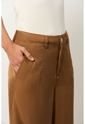 Pantalón Bota Englobada De Tejido Plano Para Mujer Arizona Pantalón Bota Englobada De Tejido Plano Para Mujer Arizona Miel 14 VÉLEZ