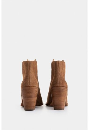 Botines Alpha De Cuero Gamuzado Para Mujer Silueta Asimétrica Botines Alpha De Cuero Gamuzado Para Mujer Silueta Asimétrica Miel 37 VÉLEZ