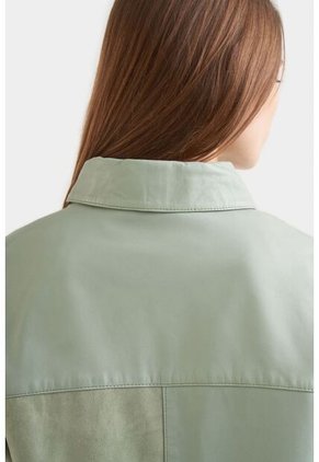 Camisa Samur De Cuero Y Gamuza Silueta Oversized Camisa Samur De Cuero Y Gamuza Silueta Oversized Agua Marina XL VÉLEZ