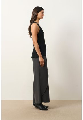 Camiseta Tejida Para Mujer Efecto Metalizado Lúrex Camiseta Tejida Para Mujer Efecto Metalizado Lúrex Negro Perlado M VÉLEZ