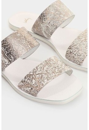 Sandalia Plana Iris De Cuero Para Mujer Grabada Sandalia Plana Iris De Cuero Para Mujer Grabada Plata 36 VÉLEZ