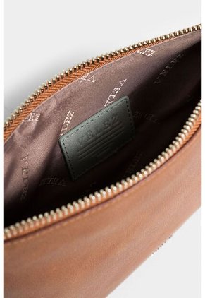 Cosmetiquera Storni 2.0 De Cuero Para Mujer Manija Tejida Cosmetiquera Storni 2.0 De Cuero Para Mujer Manija Tejida Miel Vélez