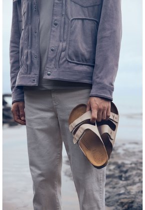 Sandalia Yucatán De Cuero Para Hombre Detalle Contraste Sandalia Yucatán De Cuero Para Hombre Detalle Contraste Arena 41 VÉLEZ
